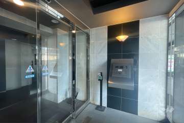 エントランスはオートロック付きです。