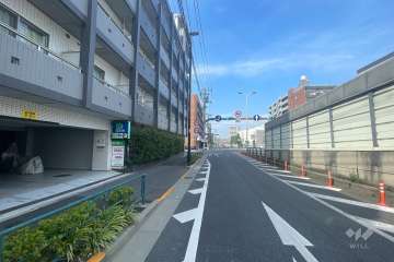 敷地の南側前面道路（西側から）