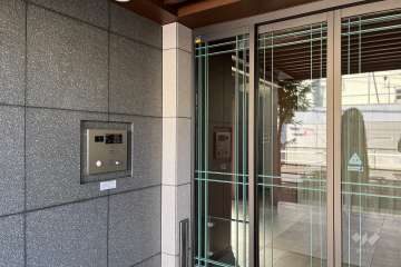 エントランスはオートロック付きです。