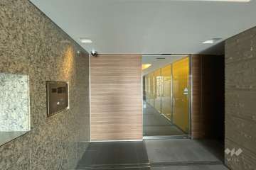 エントランスはオートロック付きです。