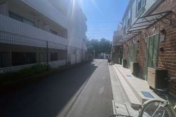 敷地の南側前面道路（西側から）