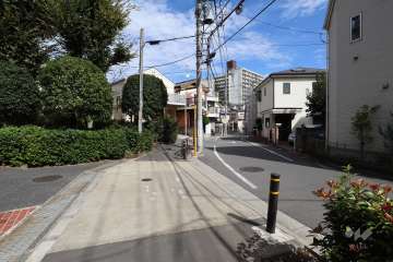 敷地の南東側前面道路（南西側から）