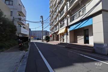 敷地南東側の前面道路（北東側から）