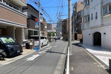 敷地の北側前面道路（西側から）