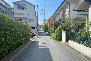 敷地西側の前面道路（北側から）