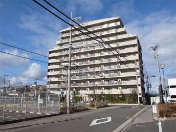 周辺にはマンションや工場が並んでいます。