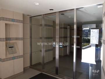 エントランスはオートロック付きです。