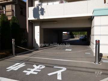 駐車場の入口にはロボットゲートが設置されています。