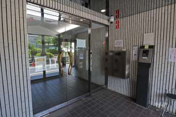 エントランスはオートロック付きです。