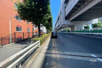 敷地東側の前面道路（南側から）