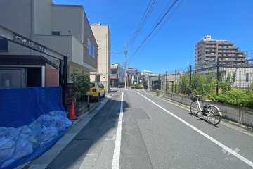 敷地西側の前面道路（北側から）