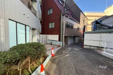 敷地の北東側前面道路（南東側から）