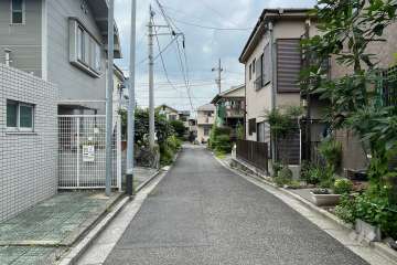敷地の東側前面道路（南側から）