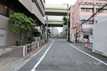 敷地南西側の前面道路（北西側から）