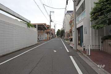 敷地南西側の前面道路（南東側から）