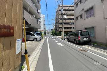 敷地の南西側前面道路（南東側から）