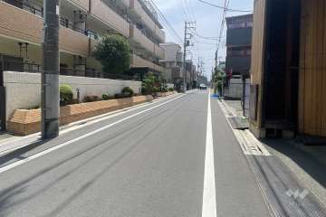 敷地の南西側前面道路（北西側から）