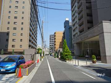 敷地北側の前面道路（西側から）