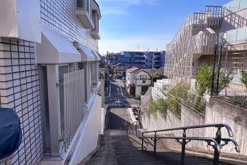 敷地北側の前面道路（東側から）