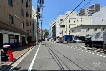 敷地の北側前面道路（東側から）