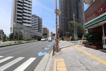 敷地南西側の前面道路（南東側から）