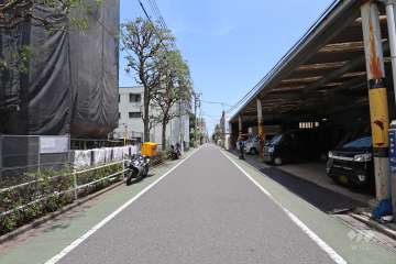 敷地西側の前面道路（南側から）