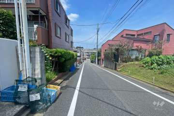 敷地北東側の前面道路（南東側から）
