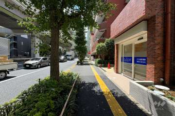 敷地東側の前面道路（北側から）