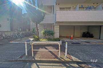 敷地内駐車場（屋外平面式）と駐輪場