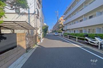 敷地の南側前面道路（東側から）