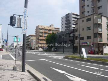 敷地西側には、車線のバス通り（県道尼崎池田線）が走っています。