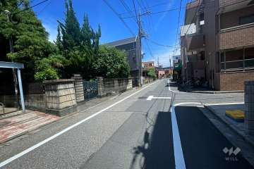 敷地南西側の前面道路（北西側から）