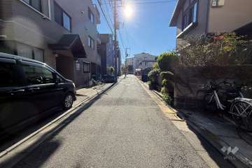 敷地の西側前面道路（北側から）