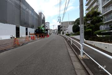 敷地東側の前面道路（北側から）