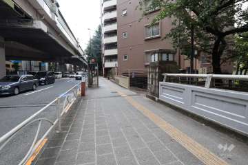 敷地東側の前面道路