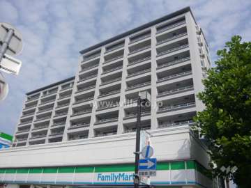 敷地南側に、コンビニ（ファミリーマート）があります。