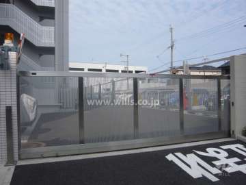 敷地内駐車場の入り口にはゲートが付いています。