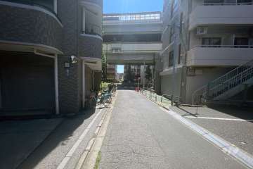 敷地の東側前面道路（北側から）