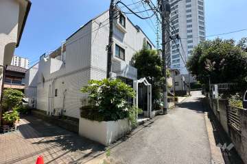 敷地の北西側前面道路（北東側から）