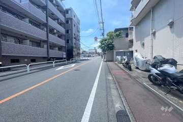 敷地東側の前面道路（北側から）