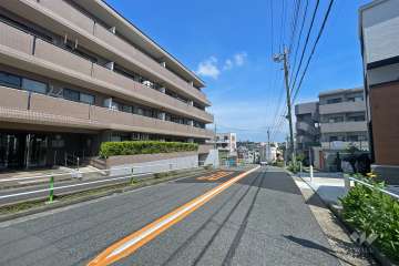 敷地東側の前面道路（南側から）