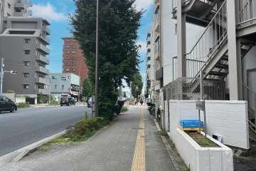 敷地の北東側前面道路（北西側から）