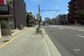 敷地南西側の前面道路（北西側から）