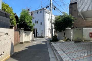 敷地北東側の前面道路（北西側から）