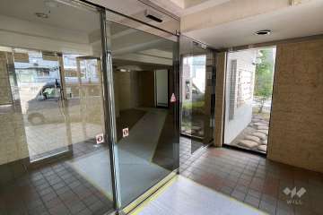 エントランスはオートロック付きです。