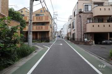 敷地東側の前面道路（南側から）