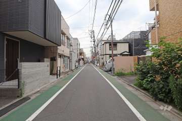 敷地東側の前面道路（北側から）