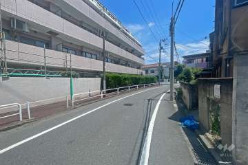 敷地の南側前面道路（西側から）