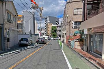 敷地の北西側前面道路（南西側から）