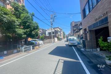 敷地東側の前面道路（南側から）